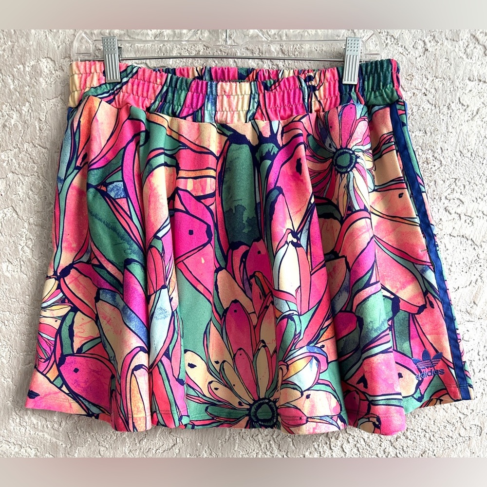 Adidas Women’s Original Mini Tennis Multicolor Floral Pleated Pockets Large
